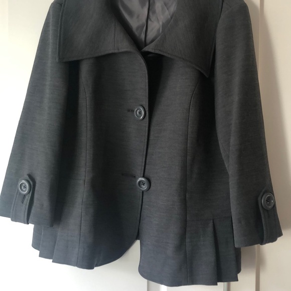 Size 16 Three piece grey suit w/ beautiful details - Picture 2 of 8